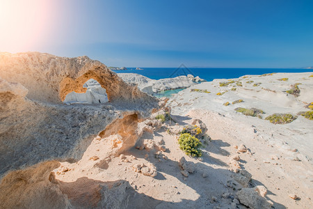 太阴阳光沙拉基尼科海滩白火山岩石的奇异风景海神爱琴蓝晴明的天空米洛斯岛希腊旅行目的地和度假天堂独特地中海质萨拉基尼科著名的背景