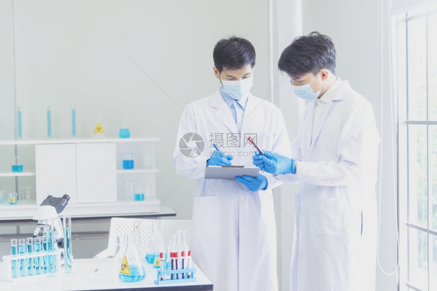 医院科学家covid19抗体研究实验室生物技术培育抗疫苗科学家看显微镜实验室科学试管化实验室抓住图片