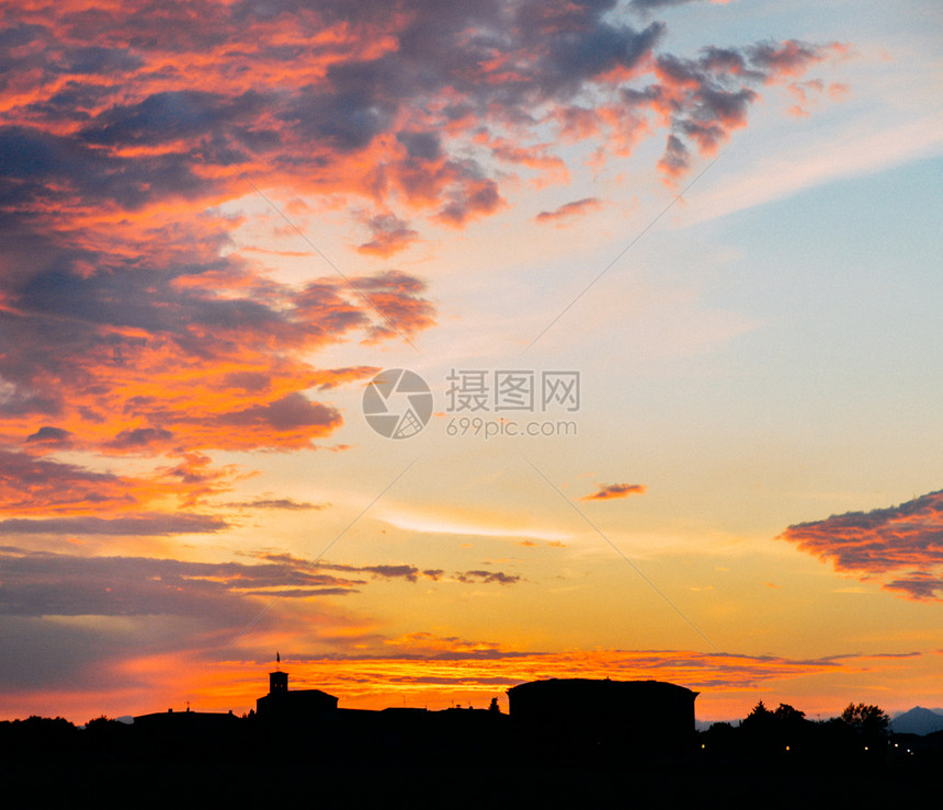 风红色的美丽多云天空与太阳光线多云抽象背景日落光美丽的多云天空与太阳光线日落灰蒙图片