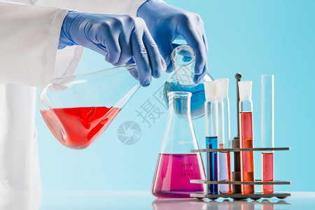 样本蓝色的药品化学实验室的在室里用人手进行实验在化学室里的在室里进行图片