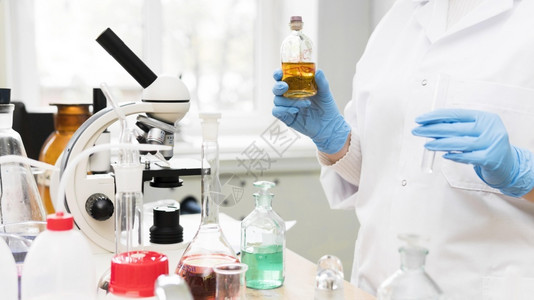 药品化学实验室的在室里用人手进行实验在化学室里的在室里进行科学的工具图片