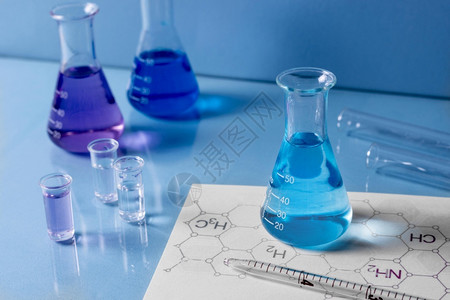 药店反应化学实验室的在室里用人手进行实验在化学室里的在室里进行技术图片