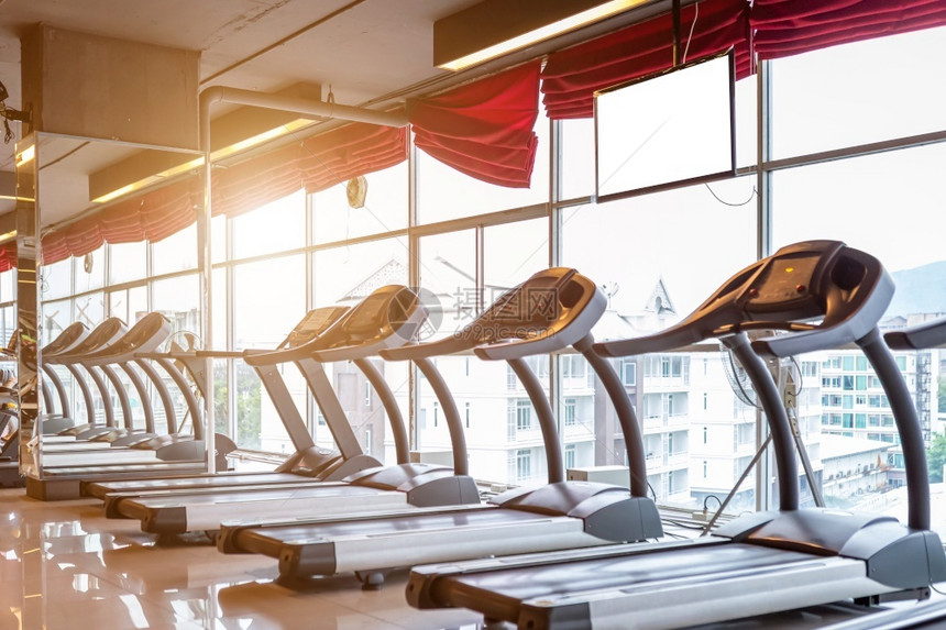 运动的现代抽象体育室内健身俱乐部和康俱乐部以空白屏幕为引导的无重点TreadMill机和监视器带有体育锻炼设备并进行心操锻炼的摘图片