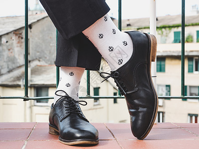 黑色蕾丝补袜Menrrrquosleg时装鞋子彩色袜以街道和房屋背景的锚状形式呈现态的多彩袜子风格概念时装和美貌的腿时装和美容的裙子时装鞋和背景
