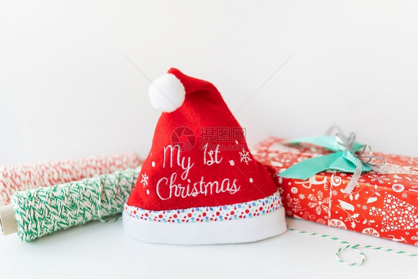 蓬松的为婴儿准备新年帽在礼物背景上刻有我的第一个圣诞节为婴儿准备的新年帽在礼物背景上刻有我的第一个圣诞节肖像男生图片