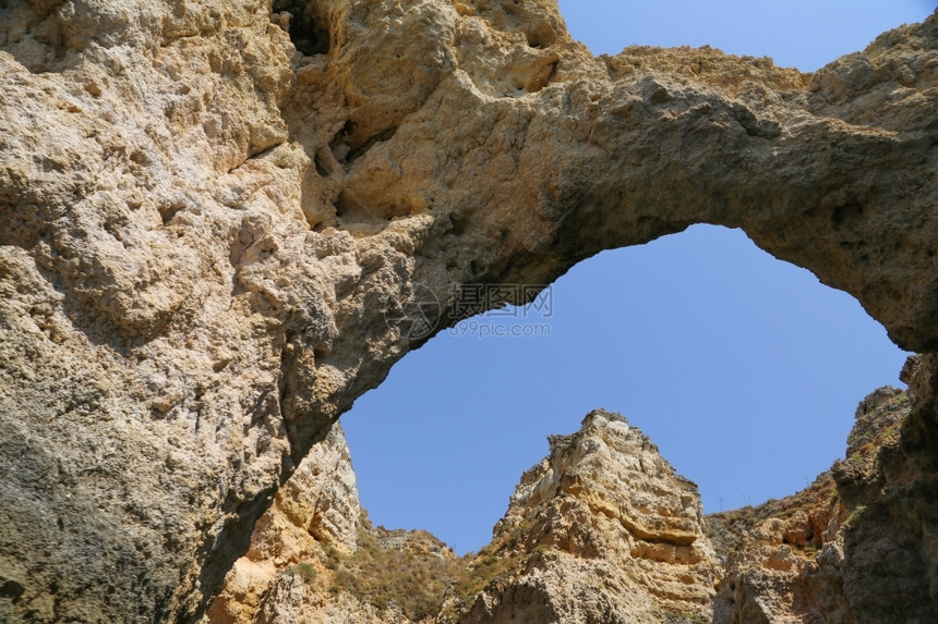 在葡萄牙阿尔加维的拉各斯海岸著名的岩石田园诗般悬崖侵蚀图片