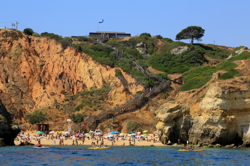 惊人的在葡萄牙阿尔加维的拉各斯海岸著名的岩石浪漫海岸线图片