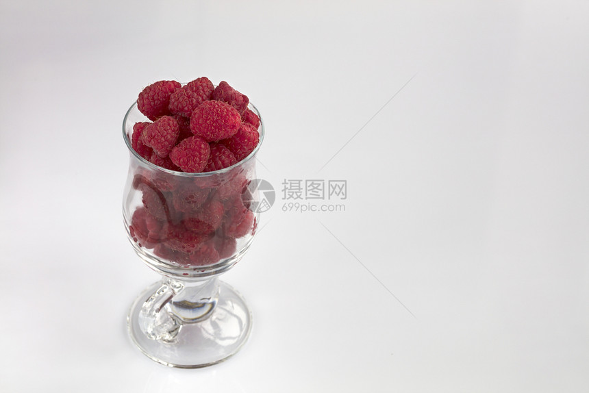 茶点成熟的覆盆子被排列在浅色背景的透明玻璃中一张高调的覆盆子在浅色背景的透明玻璃中排列乌克兰浆果图片