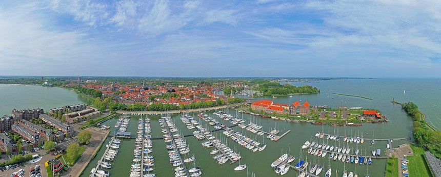 来自荷兰港口和历史城市Enkhuizen的AiralPanorama欧洲的砖游艇图片