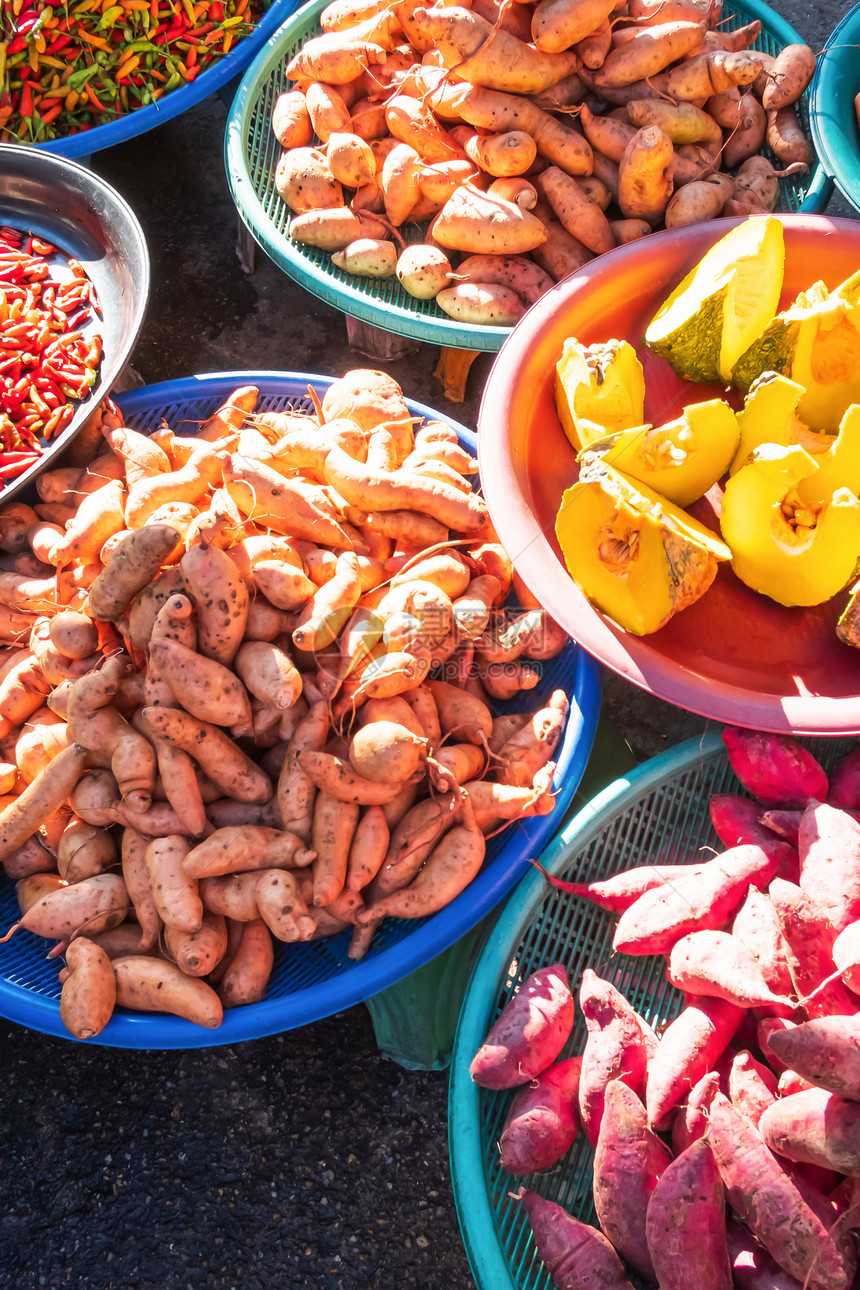 茄子躺着南泰国亚拉本地市场当上新鲜和多色热带蔬菜高视观有选择重点的食品文化概念当地的图片