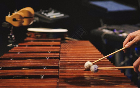 电颤琴音乐家爵士一个人在无地的音乐台上玩马林巴一个男人在音乐舞台上玩马林巴一个种背景