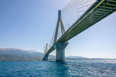 地中海蓝色的标希腊桥RionAntirionHigh塔台位于科林斯湾的有线悬架桥上天气晴朗直观海底背景图片