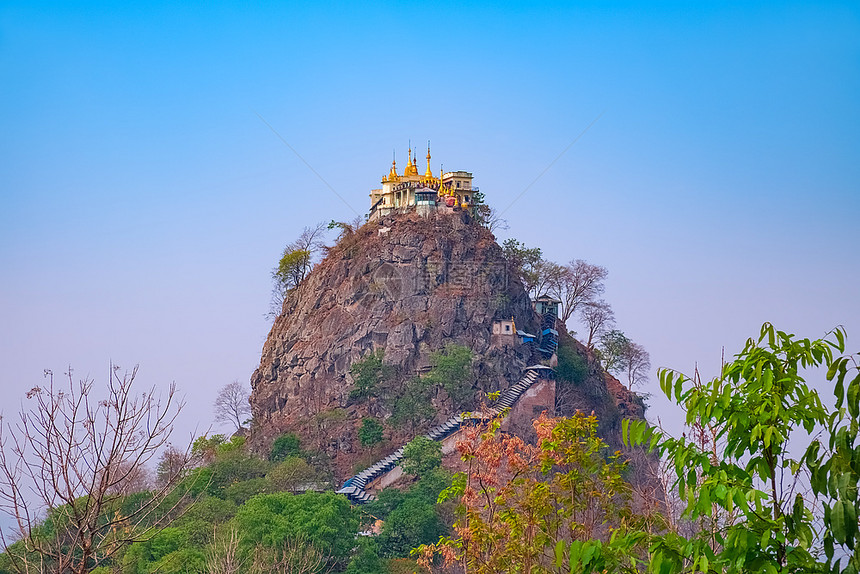 缅甸东南亚令人难以置信的修道院位于悬崖顶端缅甸东南亚宗教的风景逃离图片