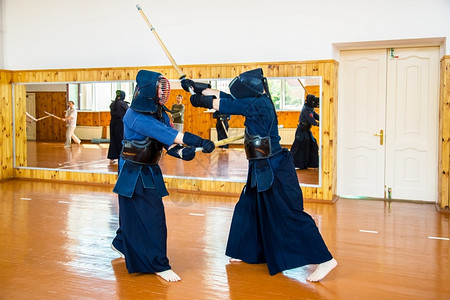 近距离亲拳手的康多与日本战武术决斗之体育运动传统的头盔制服图片