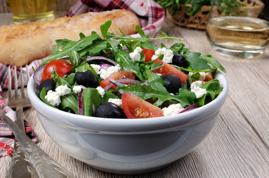 小时希腊沙拉变异配有青菜樱桃切片feta和橄榄低卡路里酱图片