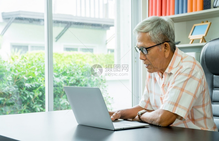 使用笔记本电脑计算和录日常开支的亚洲快乐老人生活方式学习和金融业务概念a生活学习和金融业年长的桌子制作图片