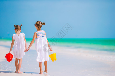 小女孩在海边玩耍图片
