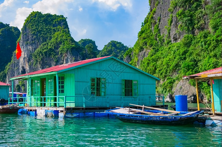 漂浮的悬崖越南哈隆湾东亚山地岛屿附近浮游渔村的捕鱼作业情况旅行图片