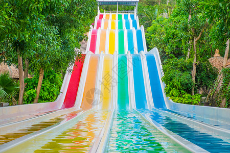 水滑梯上越南东亚水公园的多彩域滑坡闲暇背景图片