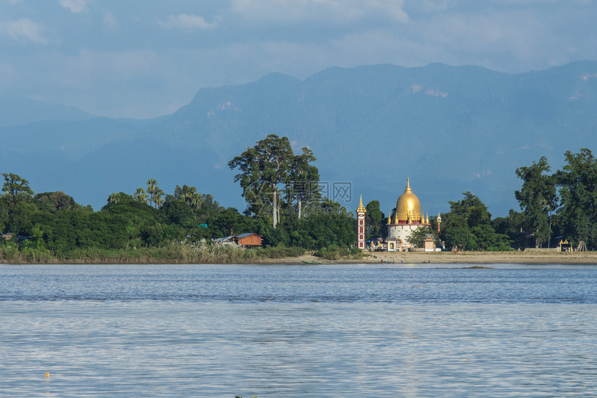 著名的东南佛塔缅甸曼德勒伊洛瓦底河和塔寺的景象图片