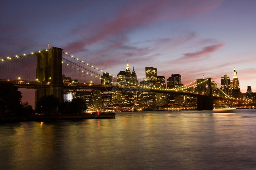 城市旅游中心布鲁克林桥和纽约日落时曼哈顿图片