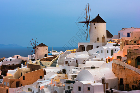 景观发光的希腊圣托里尼市黎明Oia村风车图片