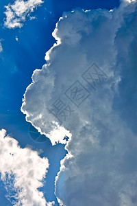 美丽耀斑抽象的天空和浓云边缘的明光环照背景图片