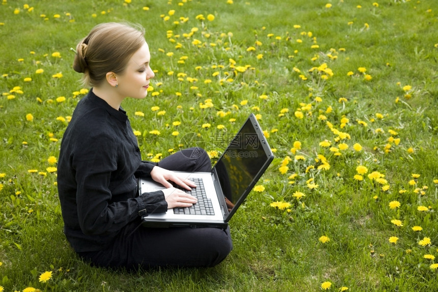 从事草工作的年轻女士互联网绿色个人电脑图片