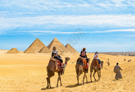 文明旅行骆驼骑在吉萨大金字塔附近埃及金字塔附近历史图片