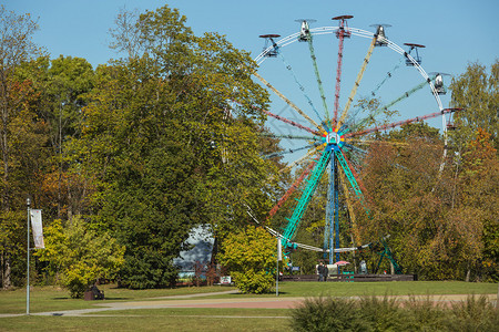 草季节2019年月7日拉脱维亚西格勒达市Ferris车轮和黄叶树户外图片