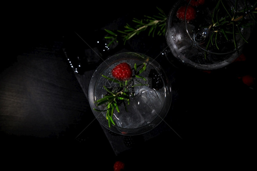 喝加新鲜草莓和玫瑰花的杜松子酒清爽覆盆图片