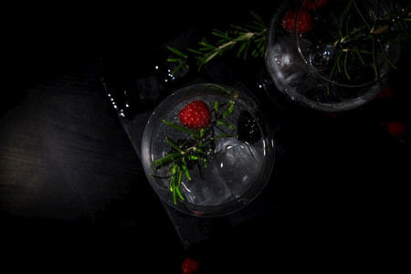 喝加新鲜草莓和玫瑰花的杜松子酒清爽覆盆图片