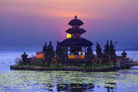 天空地标印度尼西亚巴厘岛的普拉乌伦达努布坦神庙著名的图片