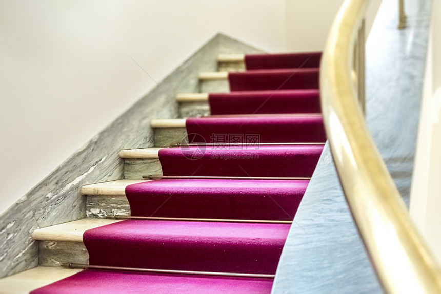 建成筑学优雅的楼梯台阶上有紫色天鹅绒地毯和黄铜手扶优雅和奢华的活动奖项声望图片
