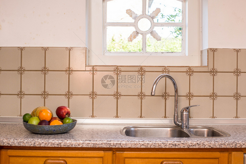 乡村洗碗剂旧农庄厨房和福塞特古年设计配有模式瓷砖舒适的窗户和彩色水果旧农庄厨房Sink和福塞特古年设计配有模式瓷砖和舒适的窗户图片