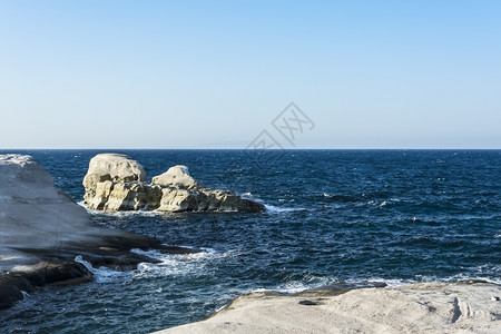 乔拉基克拉泽斯海景游客希腊米洛斯岛Sarakiniko海滩风景与希腊米洛斯岛岩石的沙拉基尼科海滩风景白色的背景