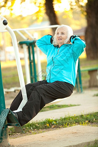 70岁的年长女子在明秋晚举行腿外锻炼会7月15日福利蓝色的人类图片