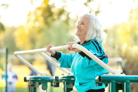 成人70岁的年长女子在明秋晚举行腿外锻炼会7月15日作品灰色的图片