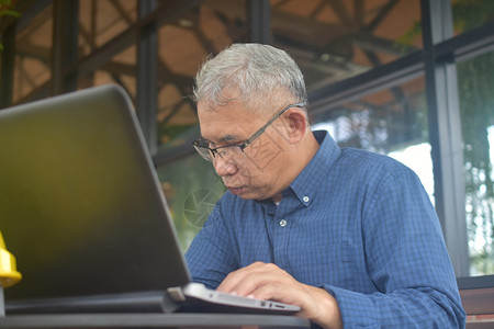 高级工程师在网上使用计算机笔记本搜索信息在线联系老的职业图片