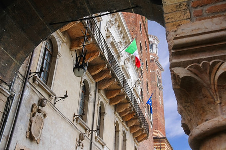 意大利维罗纳但丁广场卡皮塔诺宫门面的意大利和欧洲统治意大利语蓝色的图片