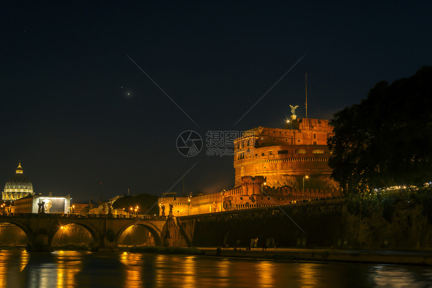 英石在罗马哈德里安陵墓的夜幕下带河欧洲的城市图片