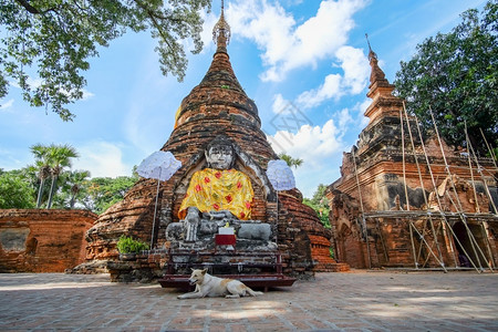 阿拉霍娃泰国缅甸曼德勒附近的InwaAva老寺庙的佛像缅甸Mandalay附近的InwaAva传统的东南背景