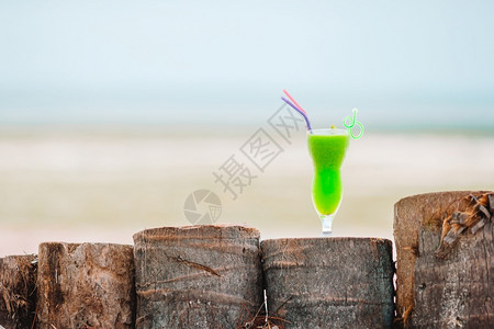 摇咖啡店海滩奇异度假胜地的松绿海户外咖啡厅的多彩奇特美味鸡尾酒图片