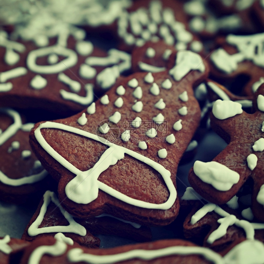 甜的圣诞糖果漂亮的手工装饰传统捷克圣诞姜饼和糖霜星问候图片