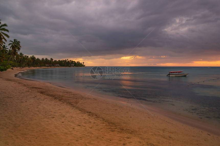 多米尼加萨马纳半岛市日落时LasTerrenas海滩岸线巴伊亚自然图片