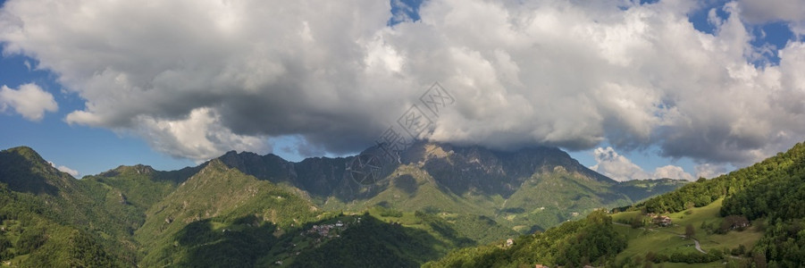 全景观望塞里亚纳河谷和奥罗比阿尔卑斯山云雾大天空蓝放松夏贝加莫图片