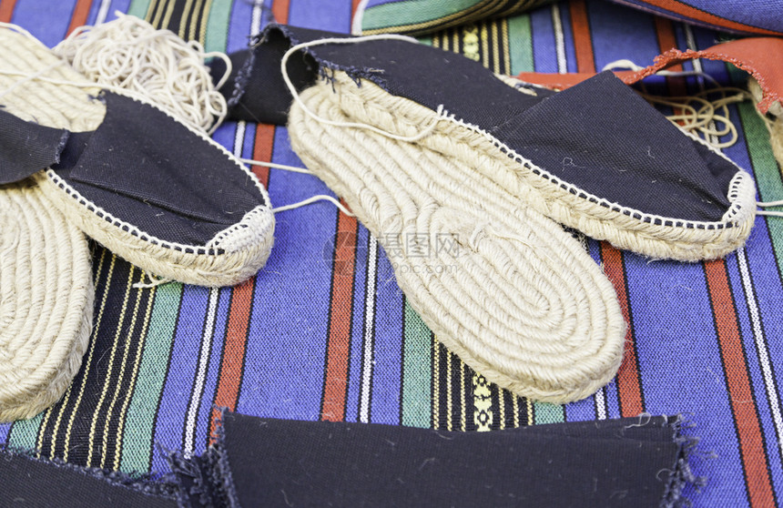 凉鞋检查西班牙手工制的典型和传统鞋手工制造艺品的西班牙手工制鞋有质感的图片