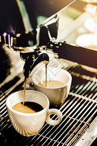 浓缩咖啡机冲泡倒入店的玻璃杯中浓缩咖啡从机中倒出茶点液体眼镜图片
