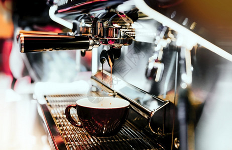 自动的杯子短浓缩咖啡机冲泡倒入店的玻璃杯中浓缩咖啡从机中倒出图片