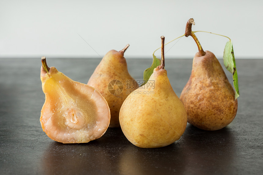 一种营养黑色木质背景上的烂熟梨木质背景上的烂熟梨团体图片